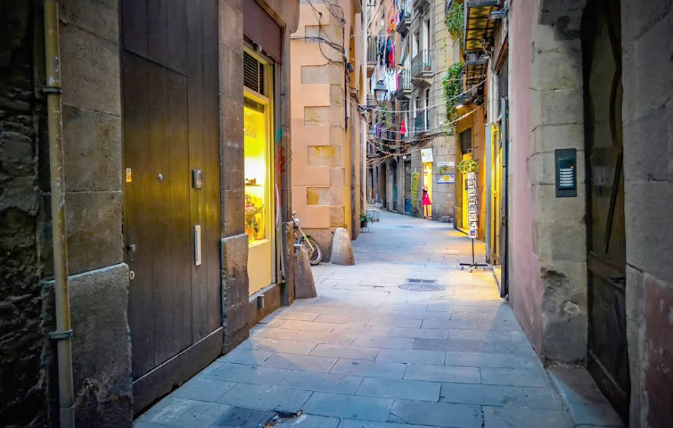 shadowy alleyway in the Gothic Quarter