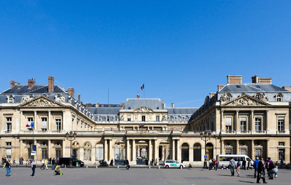 Attractions near Louvre Museum Palais Royal