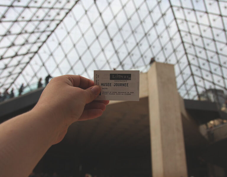 How to Buy Louvre Tickets article featured image