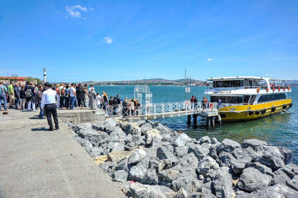 Istanbul: Visit Bosphorus Cruise with Audio Guide and Sunset Option Entrance