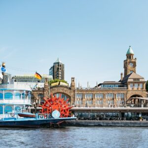Hamburg: Harbor Sightseeing Cruise with HafenCity 1 Hour Tour