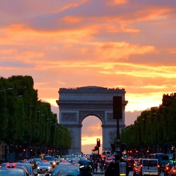  Arc de Triomphe