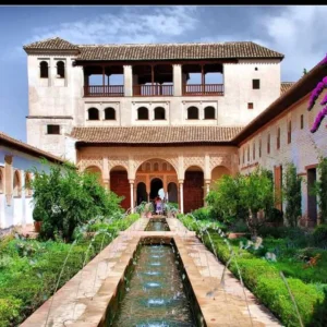 Granada: Alhambra and Generalife Garden Guided Tour with Tickets