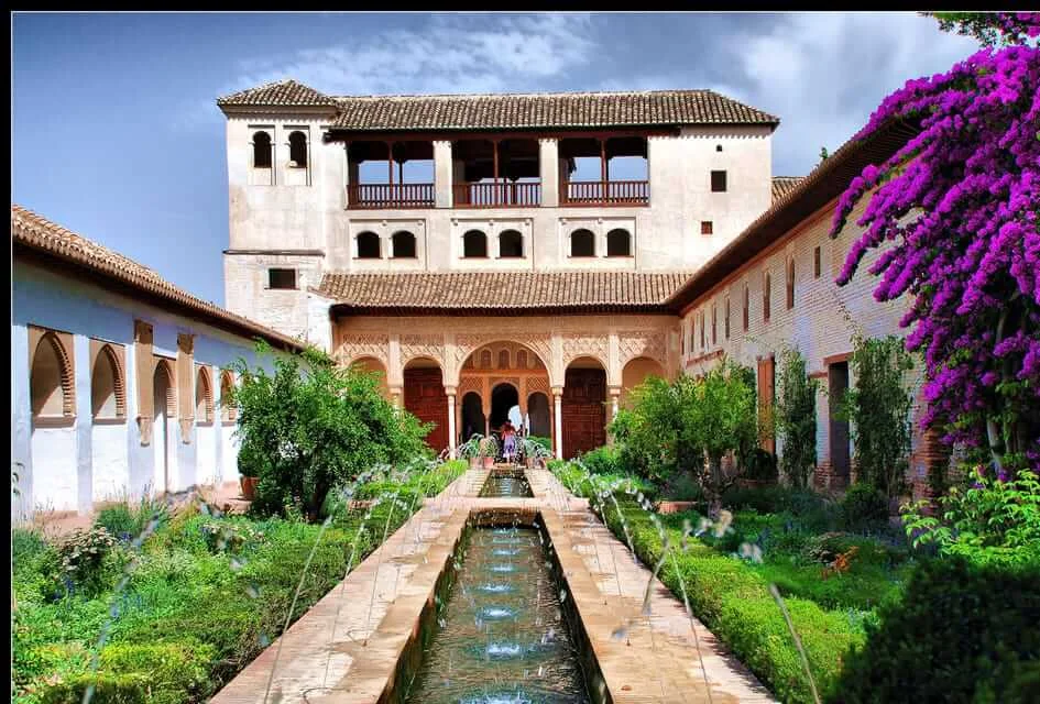 Granada: Alhambra and Generalife Garden Guided Tour with Tickets