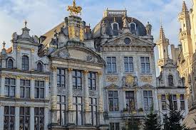 Brussels on foot : history, legends and chocolate