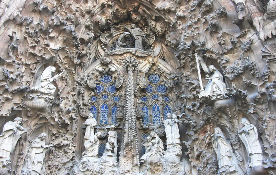 Passion Facade Sagrada Familia vs Nativity Facade: Which Tower to Visit