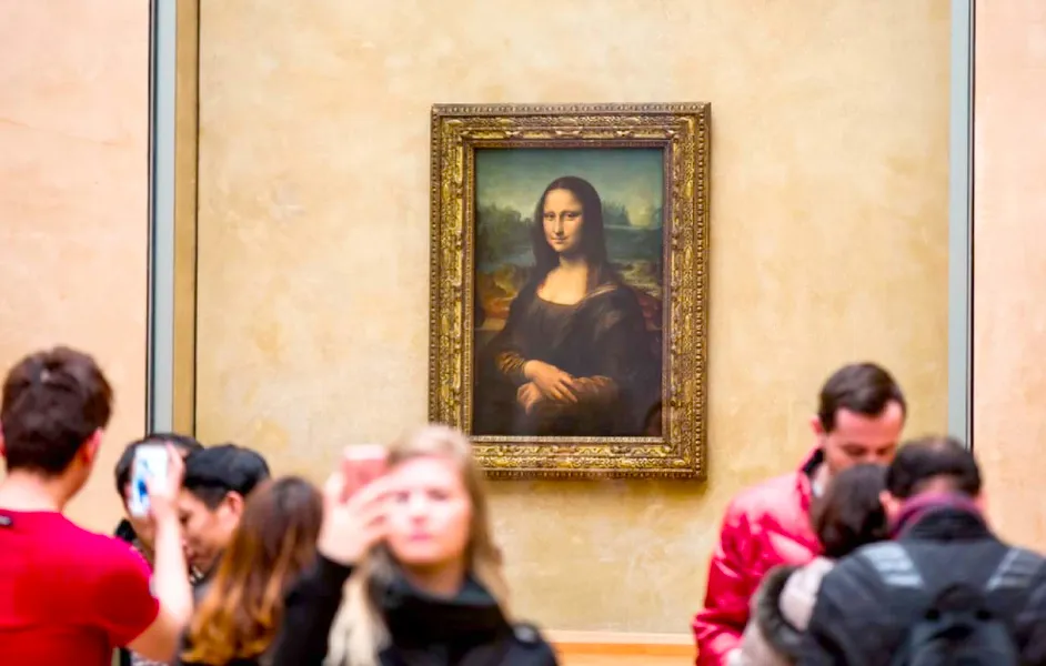 Mona Lisa gallery with lighter evening crowds